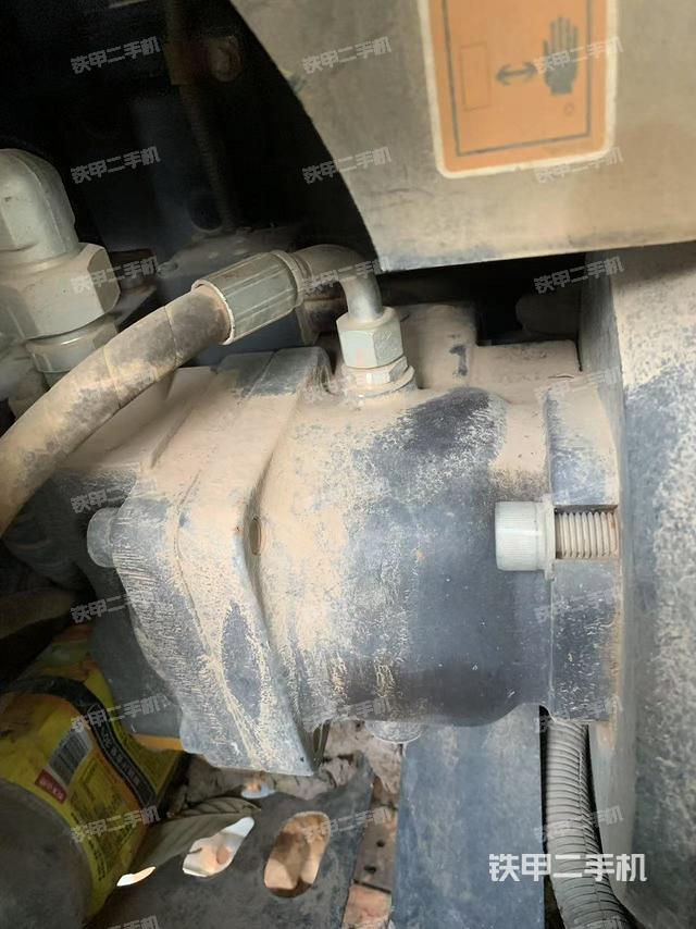 液壓泵艙室正面整體（整機外觀）