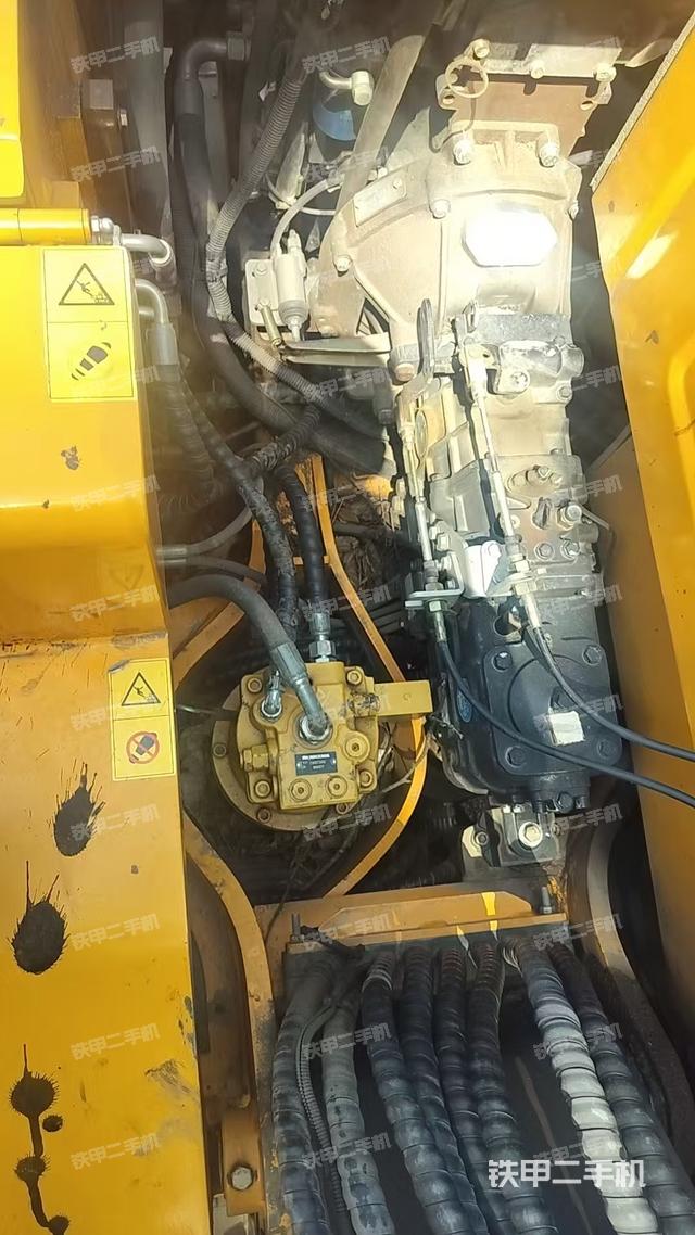 液压泵舱室正面整体(整机外观) 液压泵舱室正面整体(整机外观)