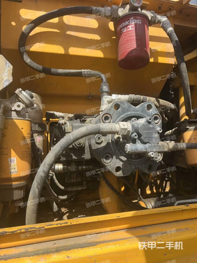 液压泵舱室正面整体（整机外观）