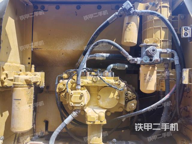 液壓泵艙室正面整體(整機外觀) 液壓泵艙室正面整體(整機外觀)