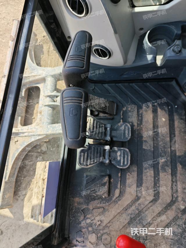 行走控制手柄和踏板 俯拍(驾驶室部分) 行走控制手柄和踏板 俯拍(驾驶室部分)