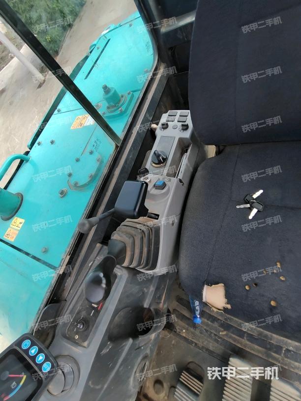 座椅右側(cè)控制臺(tái)/鑰匙門/油門/含右手柄（駕駛室部分）