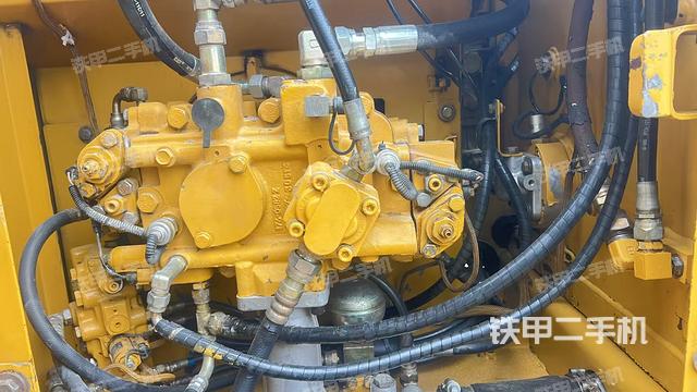 液压泵舱室正面整体（整机外观）