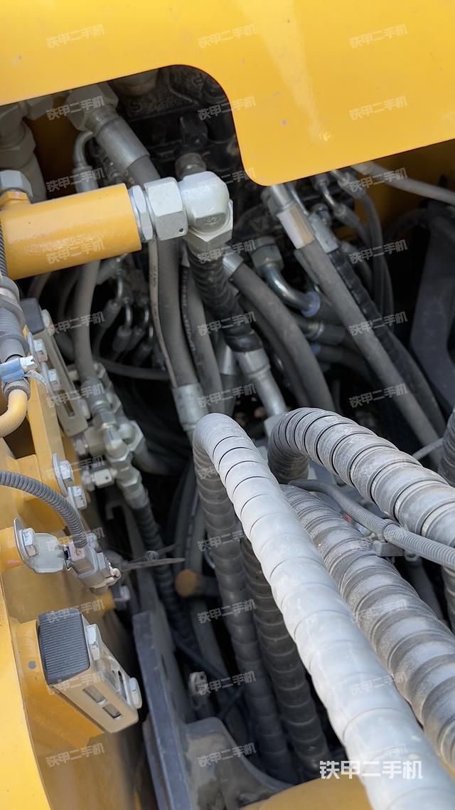 回转马达和主控阀（整机外观）