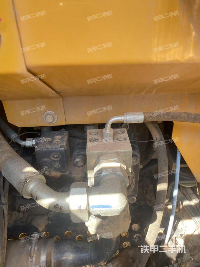 液壓泵艙室正面整體(整機外觀) 液壓泵艙室正面整體(整機外觀)