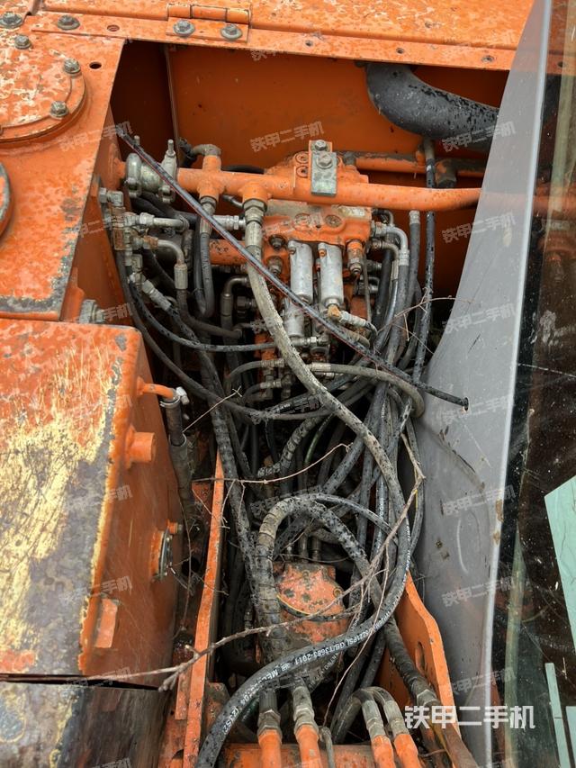 回转马达和主控阀（整机外观）