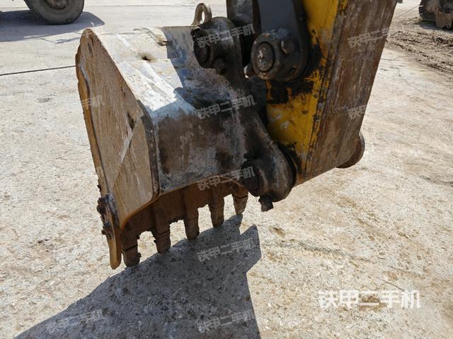 铲斗右后整体(工作和回转装置) 铲斗右后整体(工作和回转装置)