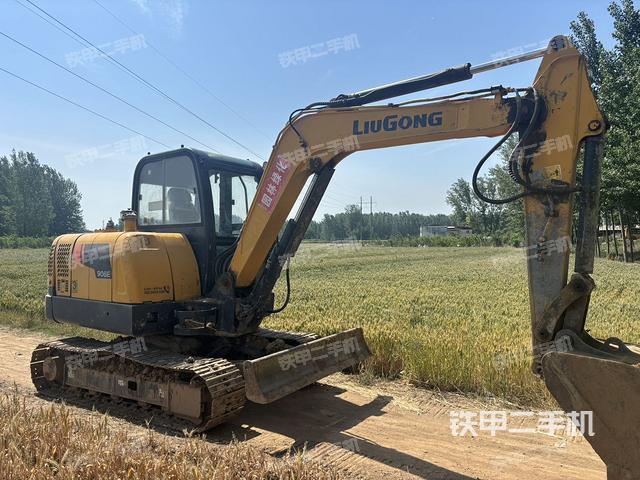回轉(zhuǎn)馬達和主控閥(整機外觀) 回轉(zhuǎn)馬達和主控閥(整機外觀)