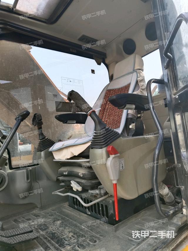 駕駛室整體(整機(jī)外觀) 駕駛室整體(整機(jī)外觀)