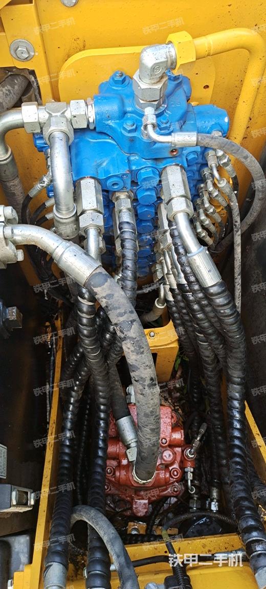 回轉(zhuǎn)馬達(dá)和主控閥(整機(jī)外觀) 回轉(zhuǎn)馬達(dá)和主控閥(整機(jī)外觀)