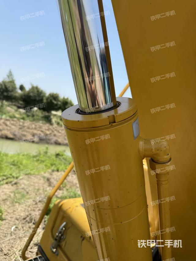 铲斗右后整体(工作和回转装置) 铲斗右后整体(工作和回转装置)