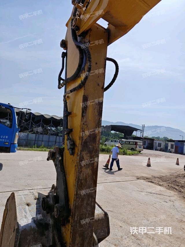 小臂整体左后(工作和回转装置) 小臂整体左后(工作和回转装置)