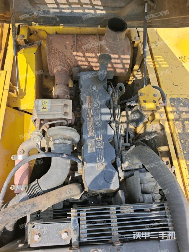 液壓泵艙室正面整體（整機(jī)外觀）