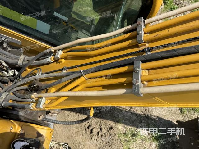 转盘和下车架正前(工作和回转装置) 转盘和下车架正前(工作和回转装置)