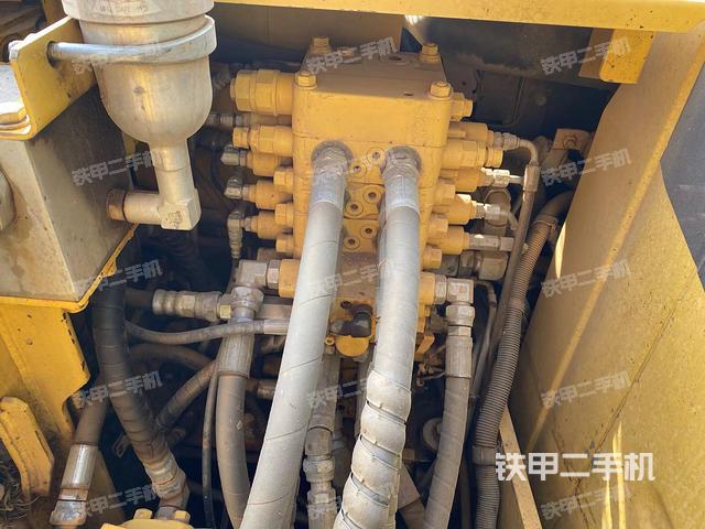 回轉(zhuǎn)馬達(dá)和主控閥(整機(jī)外觀) 回轉(zhuǎn)馬達(dá)和主控閥(整機(jī)外觀)