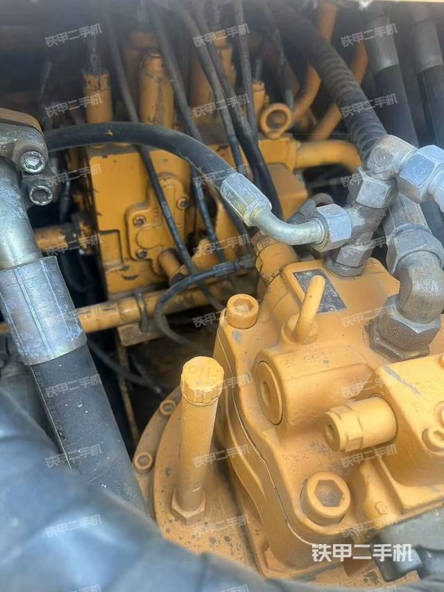 回转马达和主控阀(整机外观) 回转马达和主控阀(整机外观)