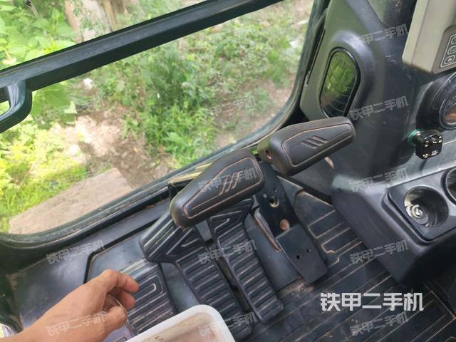 座椅右側(cè)控制臺/鑰匙門/油門/含右手柄(駕駛室部分) 座椅右側(cè)控制臺/鑰匙門/油門/含右手柄(駕駛室部分)