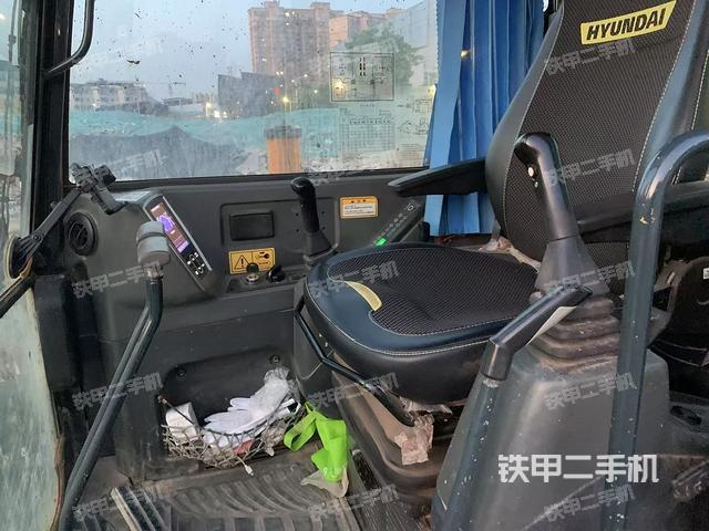 駕駛室整體(整機(jī)外觀) 駕駛室整體(整機(jī)外觀)