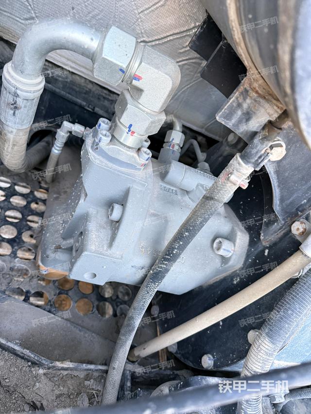 液壓泵艙室正面整體(整機(jī)外觀) 液壓泵艙室正面整體(整機(jī)外觀)