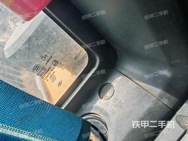 左后方玻璃角標(biāo)(駕駛室部分) 左后方玻璃角標(biāo)(駕駛室部分)
