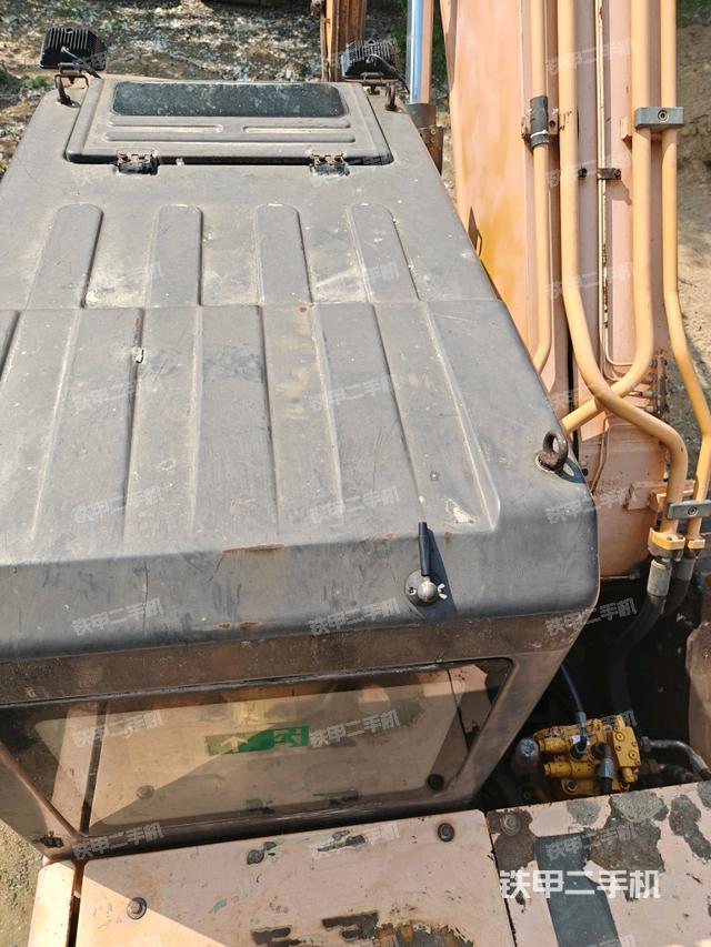 驾驶室顶部(整机外观) 驾驶室顶部(整机外观)