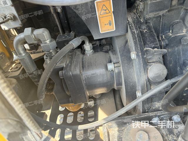 液壓泵艙室正面整體(整機外觀) 液壓泵艙室正面整體(整機外觀)