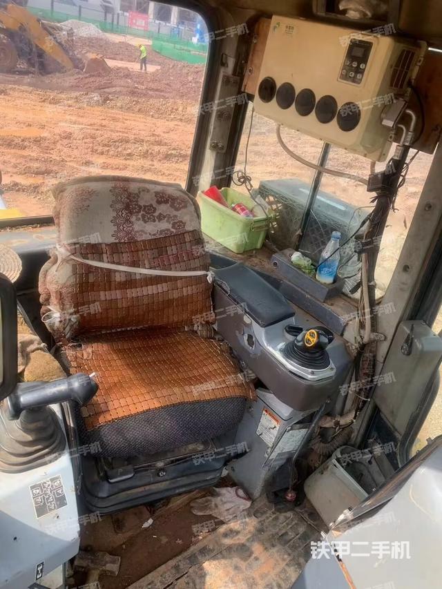 駕駛室操作臺(設備外觀及核心部件) 駕駛室操作臺(設備外觀及核心部件)