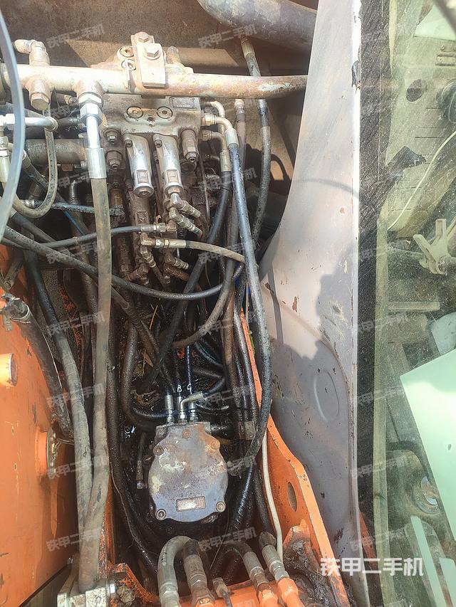 回转马达和主控阀（整机外观）