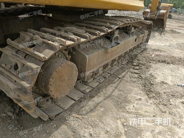 單側(cè)履帶整體(整機(jī)外觀(guān)) 單側(cè)履帶整體(整機(jī)外觀(guān))
