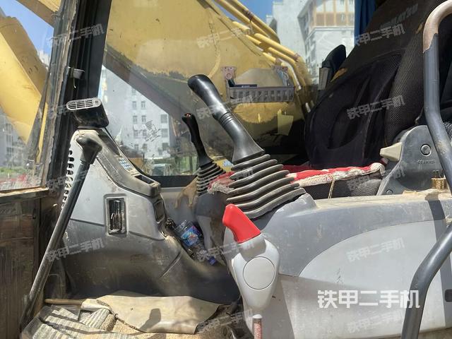 駕駛室整體(整機(jī)外觀) 駕駛室整體(整機(jī)外觀)