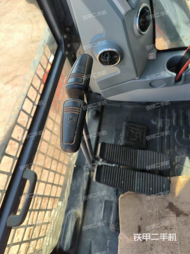 行走控制手柄和踏板 俯拍(驾驶室部分) 行走控制手柄和踏板 俯拍(驾驶室部分)