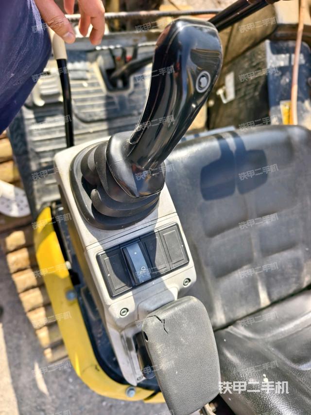 座椅左侧控制台/音响/含左手柄（驾驶室部分）