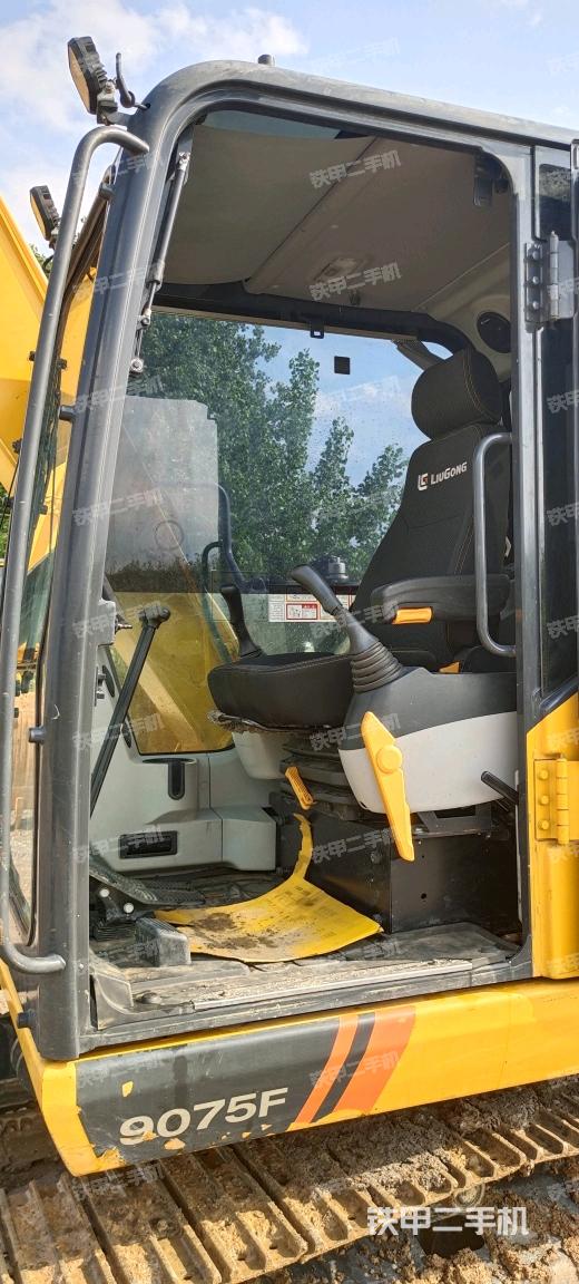 駕駛室整體(整機(jī)外觀) 駕駛室整體(整機(jī)外觀)