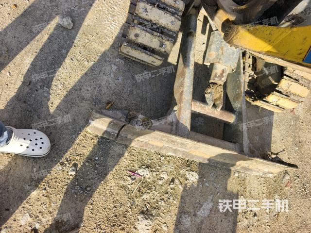 轉(zhuǎn)盤和下車架正前(工作和回轉(zhuǎn)裝置) 轉(zhuǎn)盤和下車架正前(工作和回轉(zhuǎn)裝置)