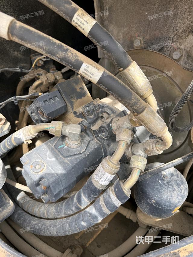 液壓泵艙室正面整體(整機外觀) 液壓泵艙室正面整體(整機外觀)