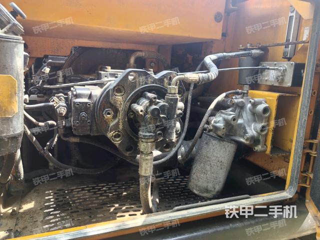 液壓泵艙室正面整體(整機(jī)外觀) 液壓泵艙室正面整體(整機(jī)外觀)