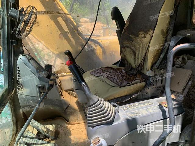 駕駛室整體(整機外觀) 駕駛室整體(整機外觀)