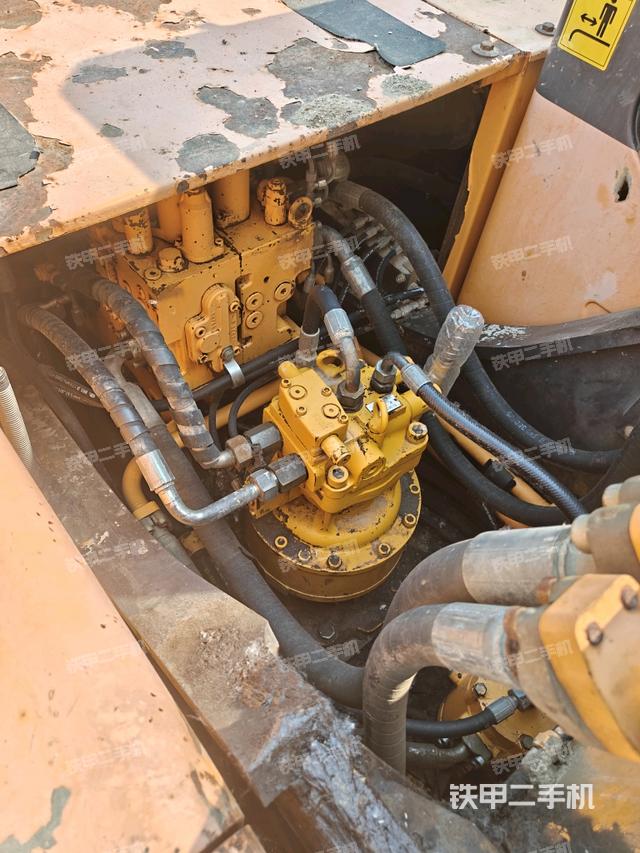 回转马达和主控阀(整机外观) 回转马达和主控阀(整机外观)