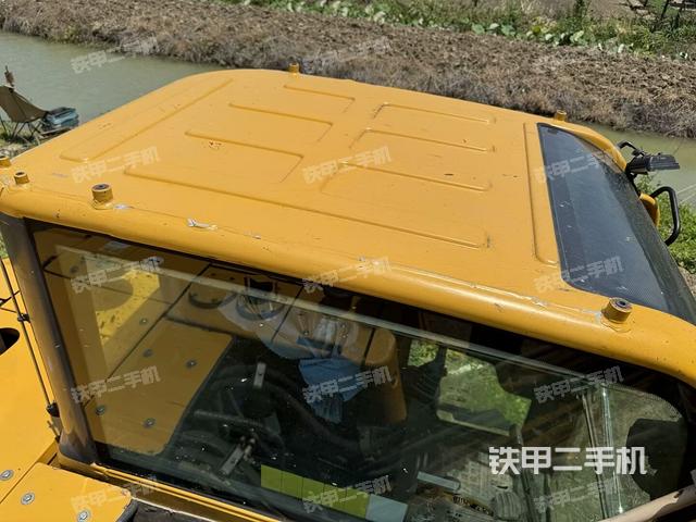 行走控制手柄和踏板 俯拍(驾驶室部分) 行走控制手柄和踏板 俯拍(驾驶室部分)