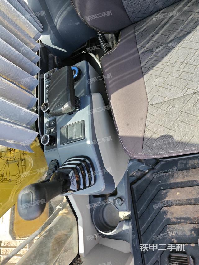 座椅右侧控制台/钥匙门/油门/含右手柄(驾驶室部分) 座椅右侧控制台/钥匙门/油门/含右手柄(驾驶室部分)