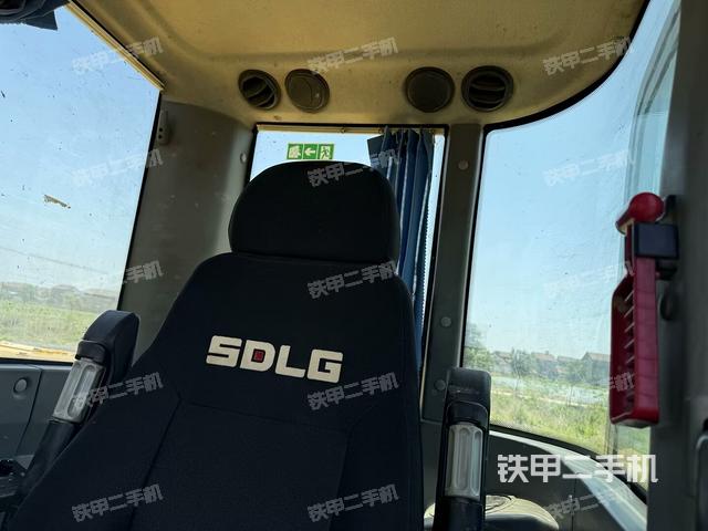 座椅右侧控制台/钥匙门/油门/含右手柄(驾驶室部分) 座椅右侧控制台/钥匙门/油门/含右手柄(驾驶室部分)