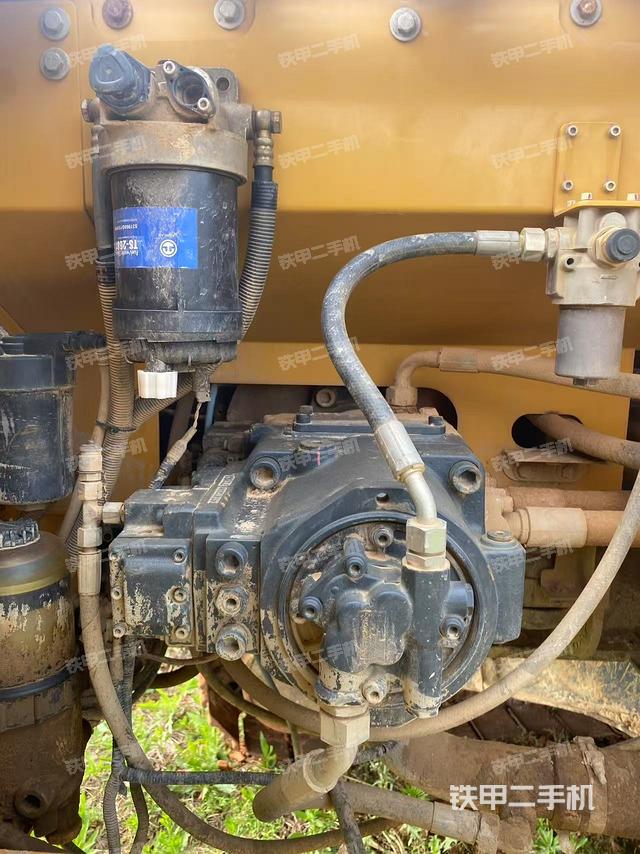 液壓泵艙室正面整體(整機外觀) 液壓泵艙室正面整體(整機外觀)