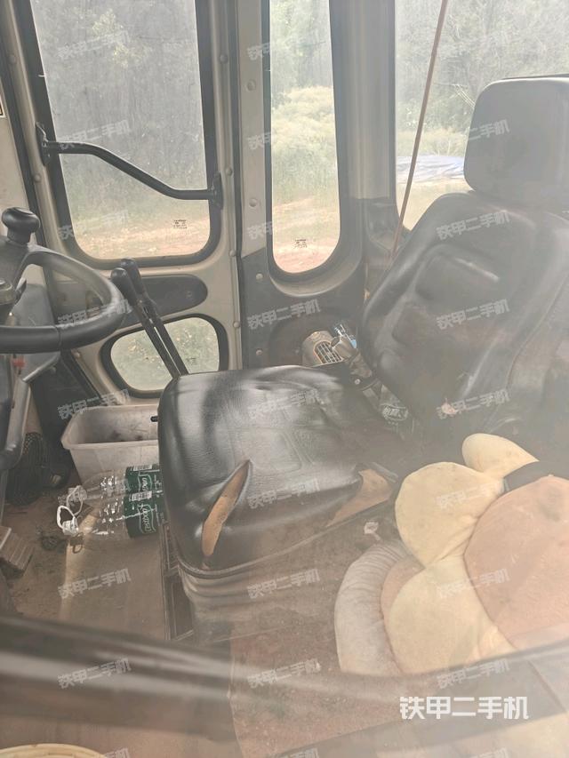 駕駛室內(nèi)部（駕駛室部分）