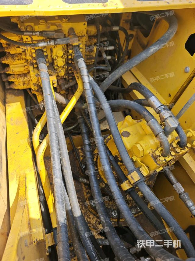 回轉(zhuǎn)馬達(dá)和主控閥（整機(jī)外觀）