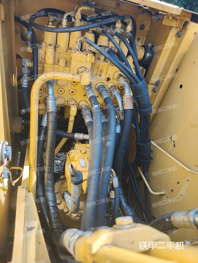 回转马达和主控阀（整机外观）