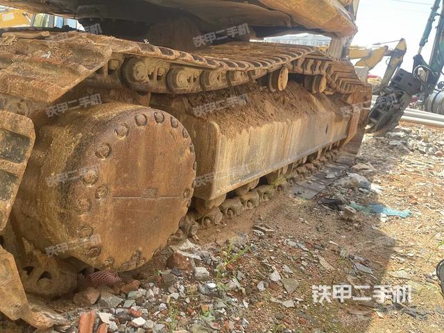 單側(cè)履帶整體(整機(jī)外觀) 單側(cè)履帶整體(整機(jī)外觀)