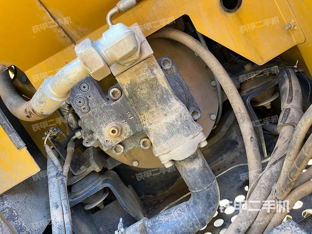 液壓泵艙室正面整體（整機外觀）