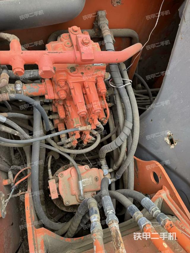 回轉(zhuǎn)馬達和主控閥(整機外觀) 回轉(zhuǎn)馬達和主控閥(整機外觀)