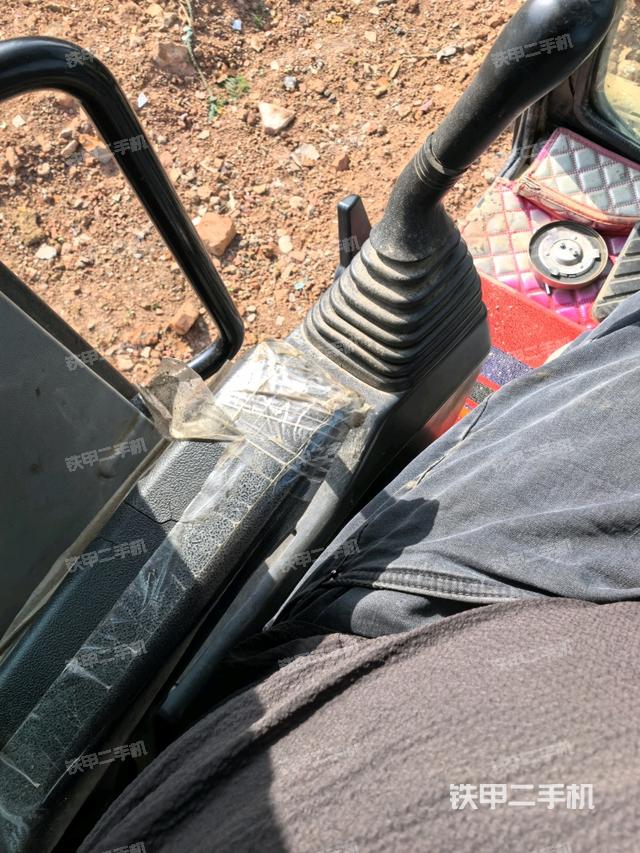 座椅左侧控制台/音响/含左手柄(驾驶室部分) 座椅左侧控制台/音响/含左手柄(驾驶室部分)