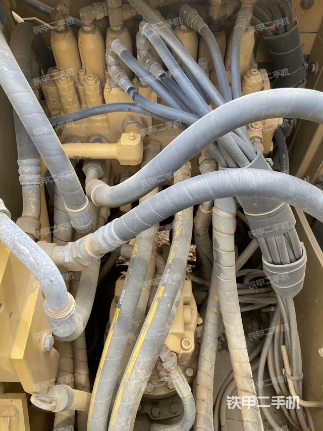 回轉馬達和主控閥(整機外觀) 回轉馬達和主控閥(整機外觀)